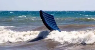 В Одесі трьох підлітків на матраці віднесло в море