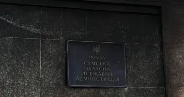 У Сумах росіяни знову атакували будівлю ОВА: поранена жінка