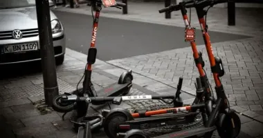 В Кривом Роге подростки умышленно ломали электросамокаты: видео попало в сеть
