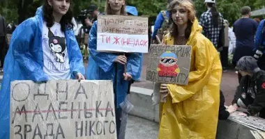 Корупція теж вбиває: кияни вийшли під театр Франка з вимогами до депутатів