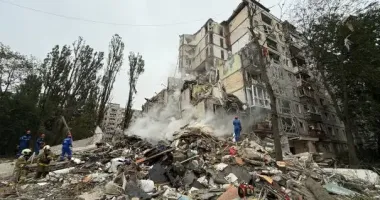 У Києві ракета знищила під'їзд багатоповерхівки: під завалами — люди