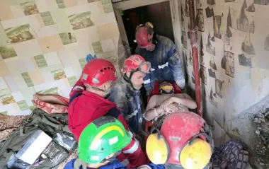 Живий! Рятувальники показали врятованого з-під завалів чоловіка в Києві