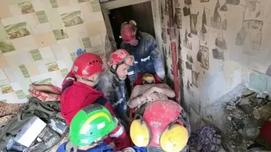 В Києві рятувальники витягли з-під завалів живого чоловіка: деталі (фото)