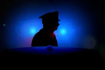 В автобусе внезапно умерла 20-летняя девушка: полицию шокировало то, что было приклеено к ее телу