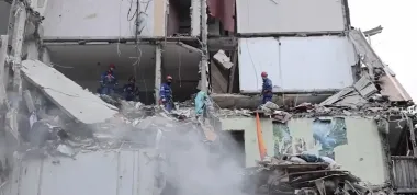 Под завалами дома в Киеве оказалась целая семья (видео)