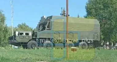 В РФ заметили редкую машину ядерной поддержки 15Т365 с усиленным эскортом (видео)