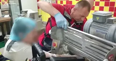 У Луцьку жінці затисло руку у тісторозкатувальній машині