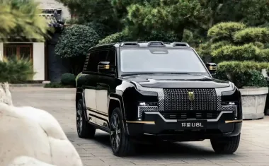 В продажу поступает более дешевый электрифицированный соперник Rolls-Royce Cullinan от BYD (фото)