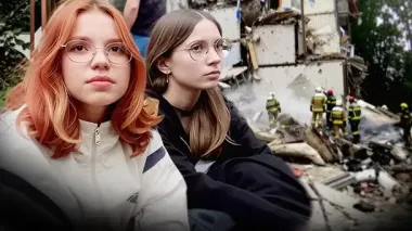 Настя где-то под завалами: дети ждут разбора разрушенного дома одноклассницы в Киеве