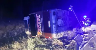 На Миколаївщині на трасі перекинувся автобус: травмовані пасажири, серед них – діти