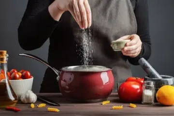 Сколько соли можно есть на день: суточная норма