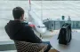 Драка в аэропорту: мужчина ударил женщину за отказ уступить место жене (видео)