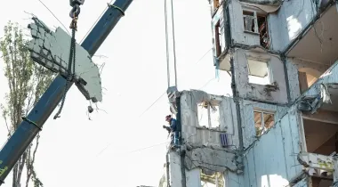 Обстрел Киева Россией: девушка, которая упала из окна 9 этажа, осталась сиротой, — СМИ