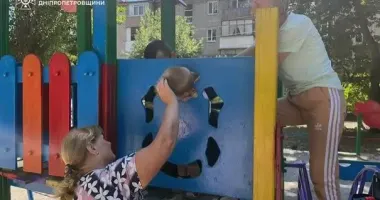 В Днепропетровской области 2-летний мальчик застрял головой в деревянной конструкции горки