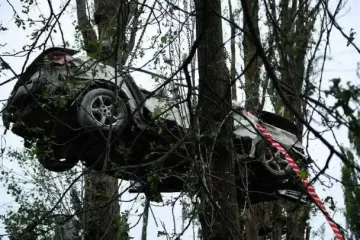 Масований удар по Києву: вибухова хвиля закинула авто на дерево