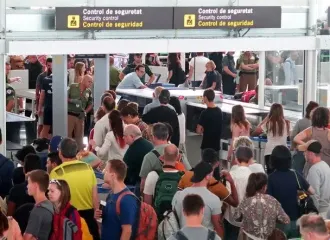 Бійка через черги в аеропорту Барселони: як правило авіакомпанії спричинило хаос
