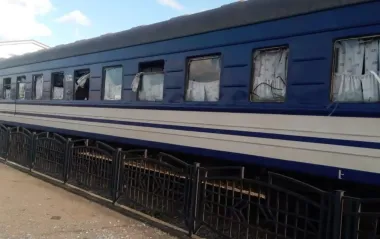 Россияне ударили по вокзалу в Сумах: поврежден поезд с людьми (фото)