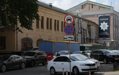 Чи можна паркувати авто біля паркану: юрист пояснив головні заборони
