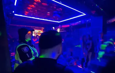 В день траура в гей-клубе Киева устроили шумную вечеринку: на мероприятие нагрянула полиция (фото)