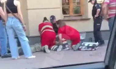 В Киеве на Контрактовой площади пытались реанимировать мужчину в военной форме: что с ним