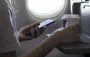 Обязательно знать: почему пассажирам следует включать режим "полета" на смартфоне в самолете
