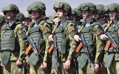 У білоруському Гомелі помітили БТРи з незвичайними знаками: чи є загрози для України