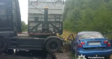 На трасі поблизу Черкас сталася смертельна ДТП: легковик врізався у вантажівку