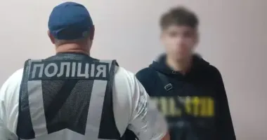 В Киеве будут судить 20-летнего парня, который поджег дверь квартиры по "заданию" псевдоправоохранителя