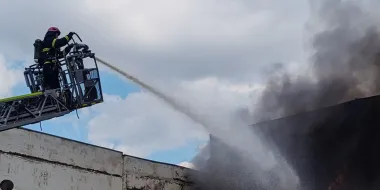 Масштабный пожар в Кривом Роге: погибли работники предприятия, продолжается тушение (видео)