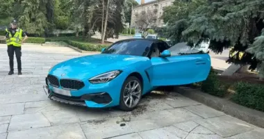 Переплутала педалі — травмувала людей: у Рівному BMW вилетів на тротуар