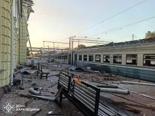 Удар по вокзалу в Лозовой: город атаковали более 25 "шахедов", пострадали 10 человек