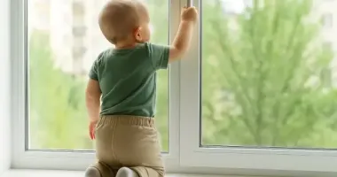 У Запоріжжі дві дитини випали з вікон: дівчинка загинула, хлопчик – у лікарні