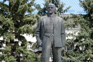 Остались только в оккупации: в Украине снесли последнего Ленина (фото)