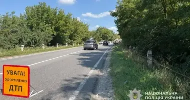 На Тернопільщині автомобіль злетів у кювет і врізався в дерево