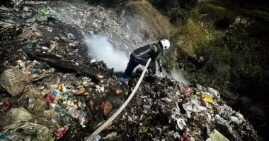 На Київщині спалахнула пожежа на стихійному сміттєзвалищі