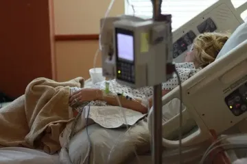 Смертельно опасный "забытый родственник" ВИЧ вызывает паралич и агрессивный рак: что о нем известно