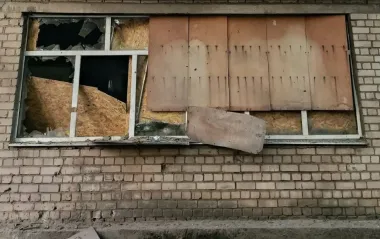Пошкоджено навчальний заклад, є поранений: з'явилися фото наслідків удару по Херсону
