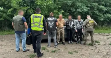 На Буковині чоловік намагався підкупити прикордонників, щоб переправити до Молдови двох клієнтів