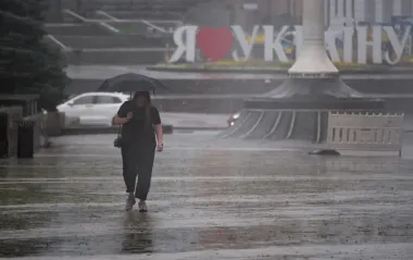 В Киеве бушует непогода: сильный ливень заливает улицы (фото, видео)