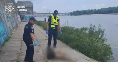 У Києві рятувальники дістали тіло загиблого з річки