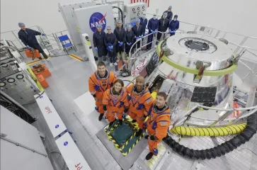 Первый за 53 года полет на Луну: астронавты впервые вошли в космический корабль (фото)