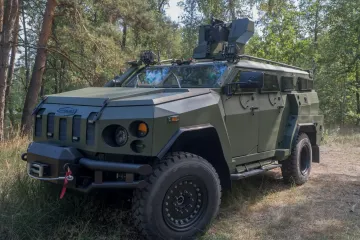Может перевозить 5 раненых: в Украине представили новый эвакуационный бронеавтомобиль "Новатор 2С"