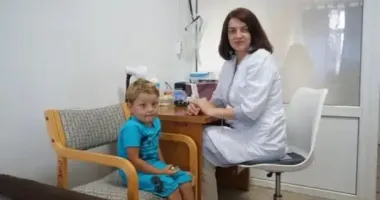 На Закарпатті медики врятували зір хлопчику, який заклеїв собі очі суперклеєм