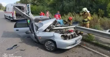 ДТП на Чернігівщині: відбійник проштрикнув авто, є загибла та постраждалий