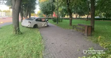 В Киеве пьяный водитель влетел в дерево: пострадали две женщины
