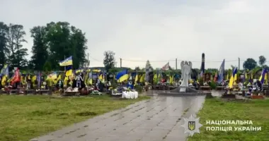 Торгувала викраденими з могил військових квітами: жителька Житомирщини постане перед судом