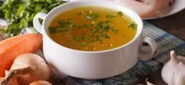 Бульон будет прозрачным, как родниковая вода: просто добавьте этот овощ после закипания