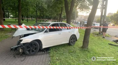 В Киеве нетрезвый на Subaru влетел в парк и травмировал двух женщин (фото)