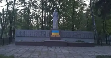 Вместо сноса: на Днепропетровщине советский памятник "перекрасили"