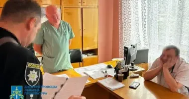 В Кривом Роге разоблачили медика и сообщника на взятке $5 тыс. за фиктивные документы для отсрочки от службы